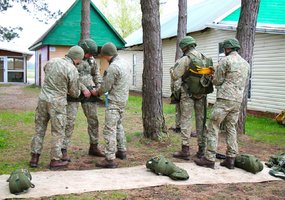 Oro erdvės stebėjimo ir kontrolės valdybos kariai dalyvavo Bazinio parašiutinio rengimo kurse - 2
