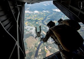 Baigėsi tarptautinės SOP pratybose „Liepsnojantis kalavijas 2024“. Bombonešis B52 metė lazeriu... - 4