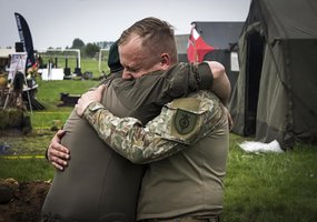 Virėjų pratybose Jungtinėje Karalystėje LK logistai ir šefas G.L.Demarco mūšio sąlygomis kūrė... - 2