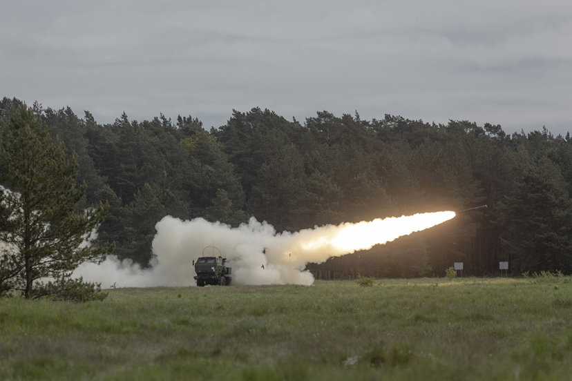 JAV jūrų pėstininkai su HIMARS sistema vykdo kovinius šaudymus Lietuvoje