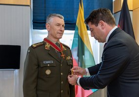 Kariuomenės vadui įteiktas aukščiausias Vokietijos valstybinis apdovanojimas - 14