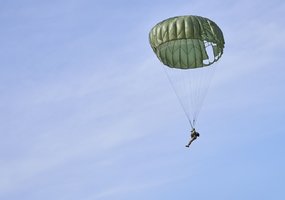 Priverstinio parašiuto skleidimo kurse treniravosi Ukrainos instruktoriai - 1