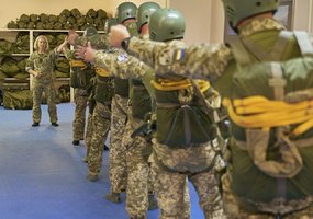 Priverstinio parašiuto skleidimo kurse treniravosi Ukrainos instruktoriai - 5