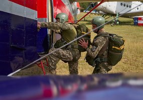 Priverstinio parašiuto skleidimo kurse treniravosi Ukrainos instruktoriai - 7