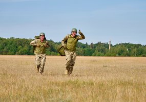 Priverstinio parašiuto skleidimo kurse treniravosi Ukrainos instruktoriai - 8