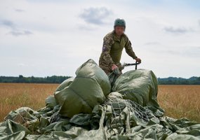 Priverstinio parašiuto skleidimo kurse treniravosi Ukrainos instruktoriai - 9