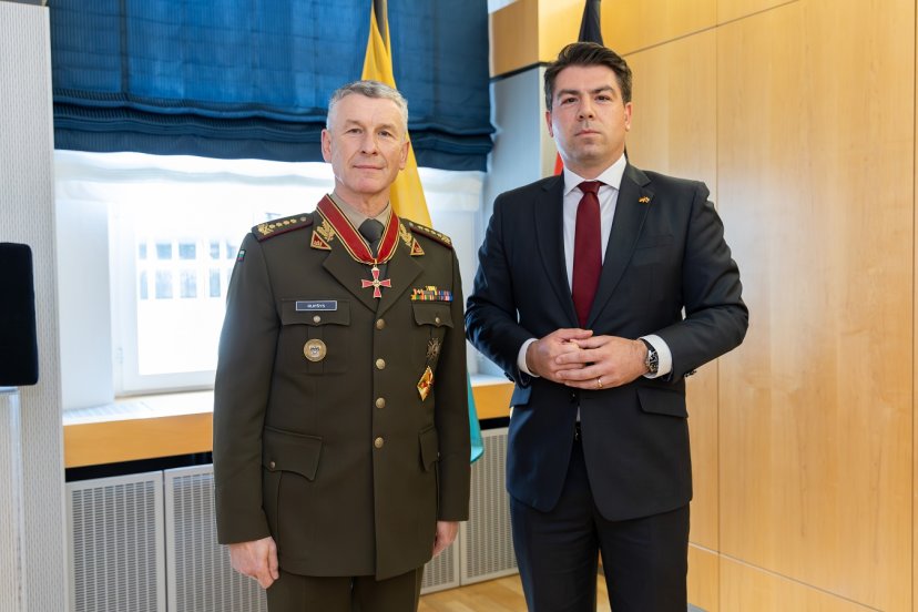 Kariuomenės vadui įteiktas aukščiausias Vokietijos valstybinis apdovanojimas