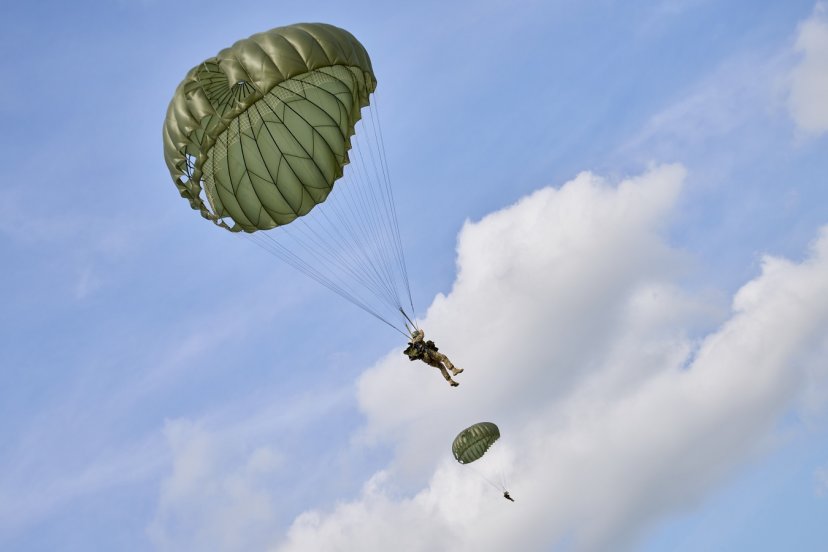 Priverstinio parašiuto skleidimo kurse treniravosi Ukrainos instruktoriai