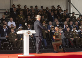 Generolas Valdemaras Rupšys Lietuvos kariuomenės vėliavą perdavė generolui Raimundui Vaikšnorui - 7