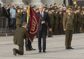 Generolas Valdemaras Rupšys Lietuvos kariuomenės vėliavą perdavė generolui Raimundui Vaikšnorui - 8