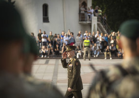 Generolas Valdemaras Rupšys Lietuvos kariuomenės vėliavą perdavė generolui Raimundui Vaikšnorui - 11