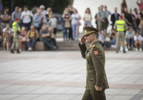 Generolas Valdemaras Rupšys Lietuvos kariuomenės vėliavą perdavė generolui Raimundui Vaikšnorui - 5