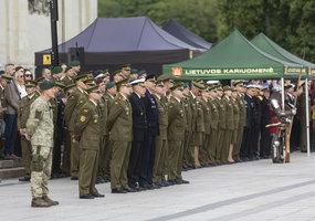 Generolas Valdemaras Rupšys Lietuvos kariuomenės vėliavą perdavė generolui Raimundui Vaikšnorui - 9