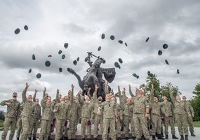 Jaunesniųjų karininkų vadų mokymų absolventams suteiktas leitenanto laipsnis - 4