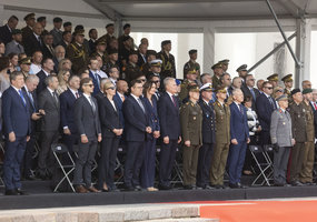 Generolas Valdemaras Rupšys Lietuvos kariuomenės vėliavą perdavė generolui Raimundui Vaikšnorui - 4