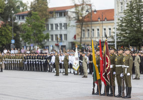 Generolas Valdemaras Rupšys Lietuvos kariuomenės vėliavą perdavė generolui Raimundui Vaikšnorui - 3