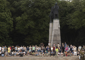 Generolas Valdemaras Rupšys Lietuvos kariuomenės vėliavą perdavė generolui Raimundui Vaikšnorui - 6