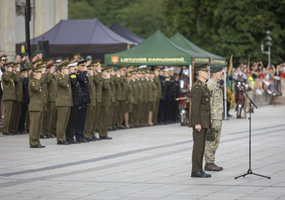 Generolas Valdemaras Rupšys Lietuvos kariuomenės vėliavą perdavė generolui Raimundui Vaikšnorui - 2