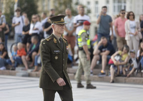 Generolas Valdemaras Rupšys Lietuvos kariuomenės vėliavą perdavė generolui Raimundui Vaikšnorui - 1