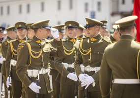 Lietuvos ginkluotųjų pajėgų vėliavų būriai atidavė pagarbą Prezidentui - 2