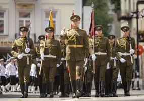 Lietuvos ginkluotųjų pajėgų vėliavų būriai atidavė pagarbą Prezidentui - 4