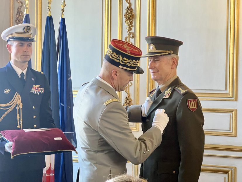 Kariuomenės vadui įteiktas aukščiausias Prancūzijos valstybinis apdovanojimas „Garbės legiono“...