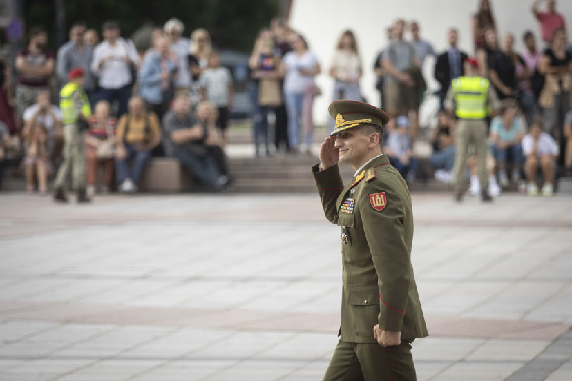 Generolas Valdemaras Rupšys Lietuvos kariuomenės vėliavą perdavė generolui Raimundui Vaikšnorui