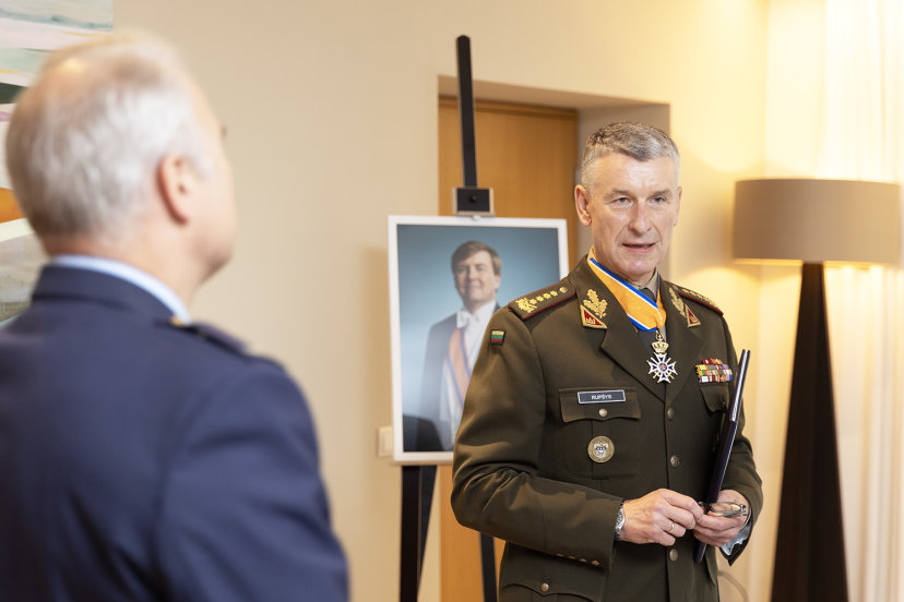 Kariuomenės vadui įteiktas valstybinis Nyderlandų Karalystės apdovanojimas