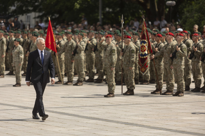 Lietuvos ginkluotųjų pajėgų vėliavų būriai atidavė pagarbą Prezidentui