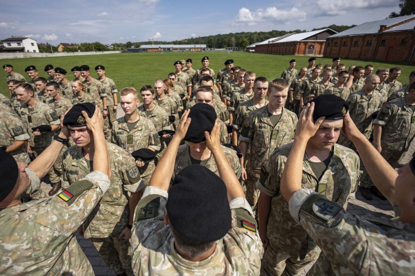 Jaunųjų inžinierių individualaus rengimo etapo pabaigą vainikavo juodos beretės