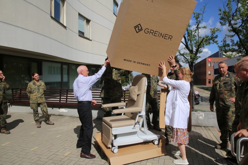 Vokietijos kariai perdavė reikalingą medicininę įrangą Kauno klinikų Vaikų ligų klinikai 