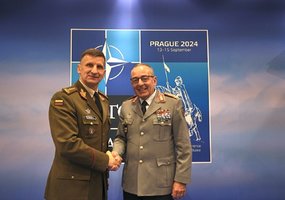Kariuomenės vadas generolas Raimundas Vaikšnoras dalyvavo NATO kariniame komitete su aljanso... - 2