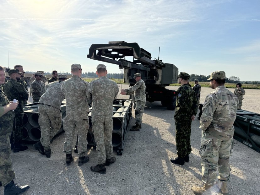 Sausumos pajėgų kariai dalyvavo tarptautiniame HIMARS įgulų rengime Estijoje