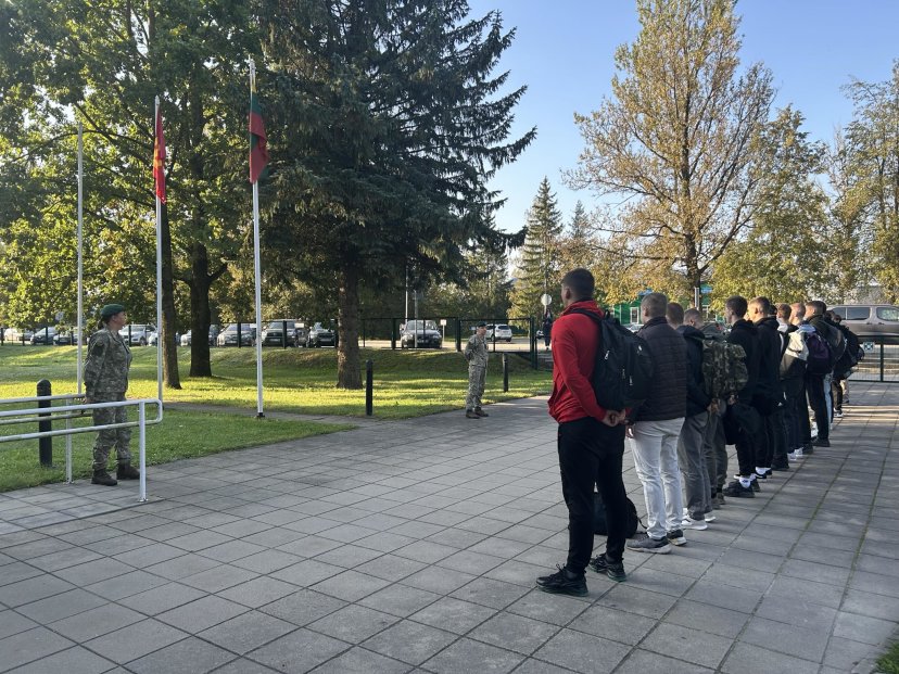 Beveik 200 savanorių pradeda NPPKT tarnybą Lietuvos kariuomenėje