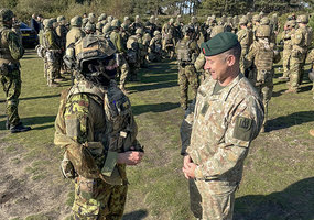 Lietuvos kariuomenės vadas Jungtinėje Karalystėje aplankė Lietuvos karius, vykdančius tarptautinę... - 2