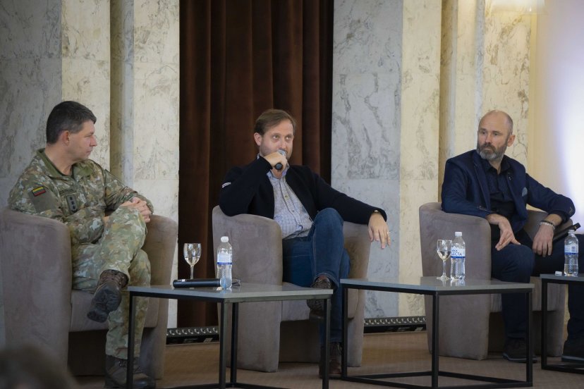 Lietuvos karininkų ramovėje vyko diskusija „Valios ir logistikos reikšmė karo metu“