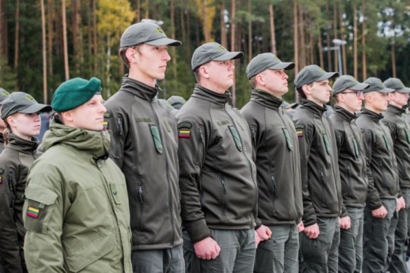 Apie 150 Pasieniečių mokyklos kursantų baigė Bazinį kario savanorio įgūdžių kursą