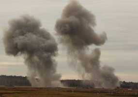 Pratybos Lietuvoje: iš 6 kilometrų aukščio bombas metė JAV bombonešiai ir Italijos naikintuvai,... - 2