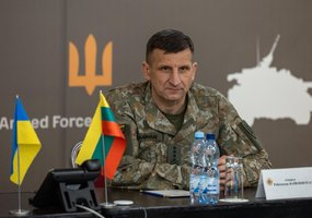 Kariuomenės vadas generolas Raimundas Vaikšnoras karo kamuojamoje Ukrainoje: Lietuvos kariuomenė... - 1