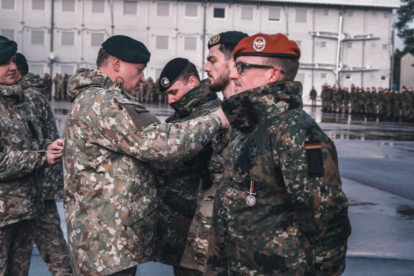 Rukloje apdovanoti 16-osios NATO priešakinių pajėgų bataliono kovinės grupės rotacijos kariai