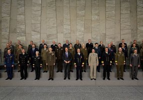 Briuselyje vykusioje NATO kariuomenių vadų konferencijoje generolas R. Vaikšnoras su... - 1