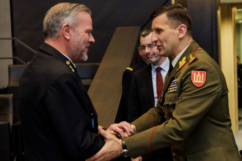 Briuselyje vykusioje NATO kariuomenių vadų konferencijoje generolas R. Vaikšnoras su...
