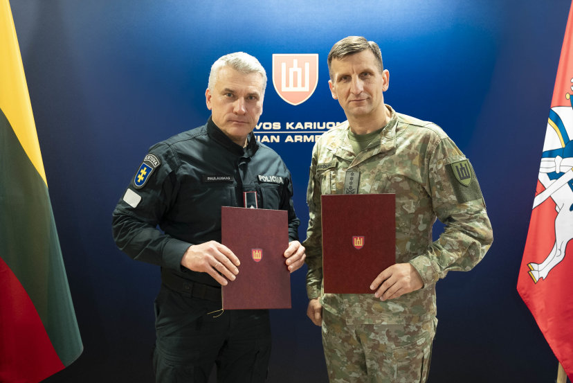 Lietuvos kariuomenė atnaujino bendradarbiavimo sutartis su institucijomis