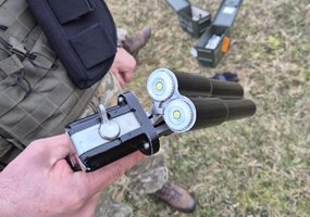 Kariai vykdė garsinių granatų, sprogstamųjų imitacinių paketų ir signalinių raketų periodinius... - 2