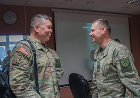 Pensilvanijos nacionalinės gvardijos vadas gen. mjr. John R. Pippy susitiko su Sausumos pajėgų... - 1