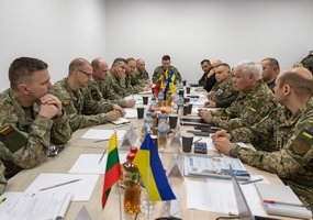 Gynybos štabo viršininkas generolas leitenantas Remigijus Baltrėnas Ukrainoje susipažino su... - 4