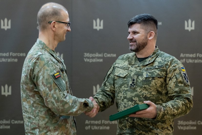Gynybos štabo viršininkas generolas leitenantas Remigijus Baltrėnas Ukrainoje susipažino su...