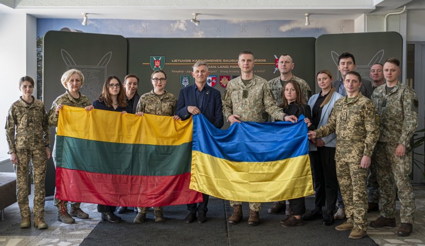 Sausumos pajėgose lankėsi delegacija iš Ukrainos ir domėjosi karių gerovės stiprinimu 