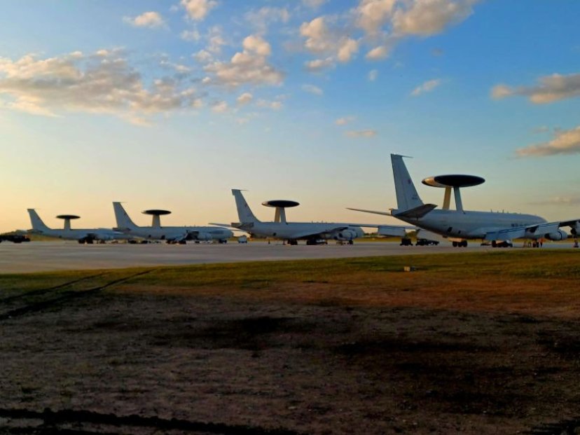 Pirmą kartą Lietuvoje dislokuoti keturi žvalgybiniai orlaiviai AWACS