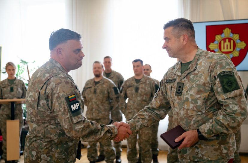 Karo policijoje vyko vyriausiojo puskarininkio pasikeitimo ir spontono perdavimo ceremonija 